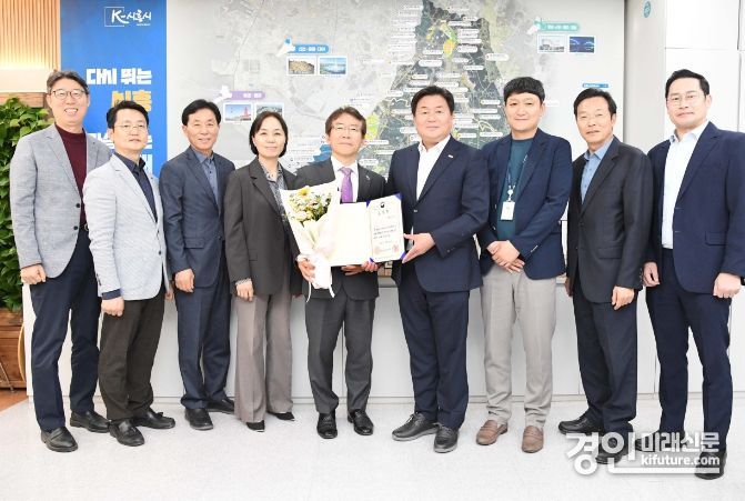 시흥도시공사가 지방공기업 발전 유공 행정안전부 장관 표창을 수상한 가운데 관계자들이 기념촬영을 하고 있다. <사진=시읗도시공사>