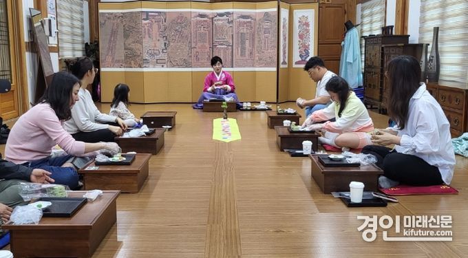 수원문화재단이 주말예절교육 프로그램을 진행하고 있다. <사진=수원문화재단>