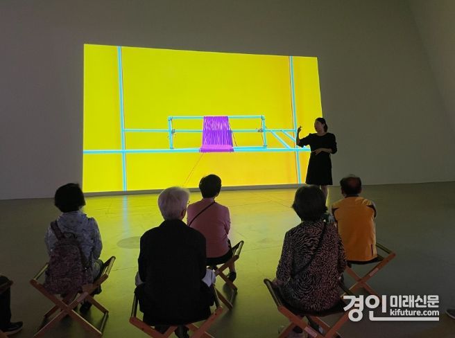 수원시립미술관이 수어해설 투어를 하고 있다. <사진=수원시립미술관>