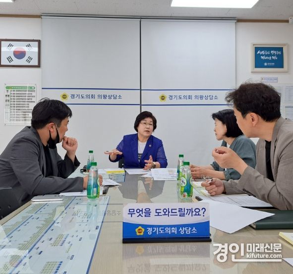 경기도의회 김옥순 의원이 경기도군포의왕교육지원청과 학교 신설 및 이전 추진사항 관련해 논의를 하고 있다. <사진=경기도의회>