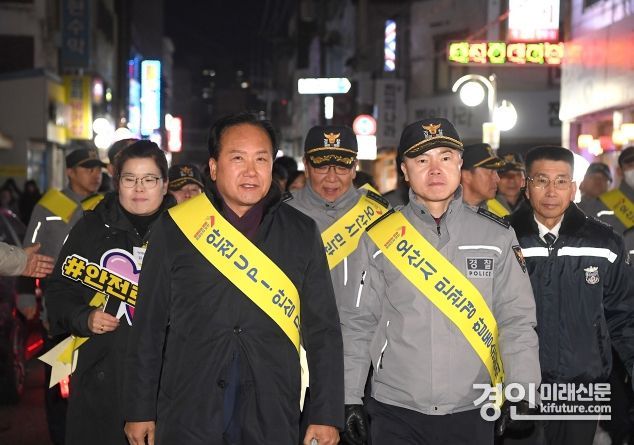이권재 오산시장(앞줄 왼쪽)이 홍기현 경기남부경찰청장, 박정웅 오산경찰서장을 비롯한 안심귀갓길 합동순찰 및 오산시 안전지대 고도화를 위한 안전 비전 선포식에 참석하고 있다. <사진=오산시>