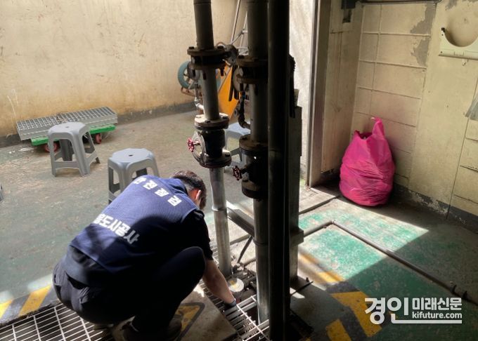 시흥도시공사 관계자가 2024년 우기철 대비 안전점검을 실시하고 있다 .<사진=시흥도시공사>