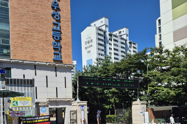 우성고 사태 한 달 넘어도 깜깜… 학부모들 '학교 정상화' 외치며 폭염 속 시위