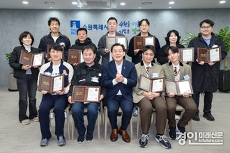 수원시민들 차에 깔린 아이 구조