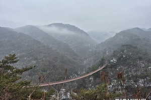 외국인도 한눈에 반한 눈쌓인 감악산 출렁다리