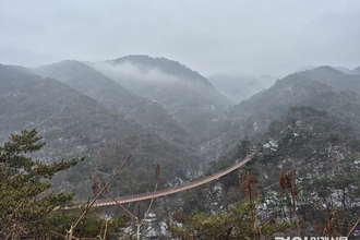 외국인도 한눈에 반한 눈쌓인 감악산 출렁다리