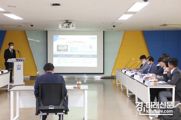 안양시는 2일 오후 시청 상황실에서 최대호 안양시장을 비롯한 안전전문가, 관계 공무원 등 20여명이 참석한 가운데 ‘디지털기반 시설물 안전관리시스템 구축 사업’ 완료보고회를 개최하고 있다. <사진=안양시>