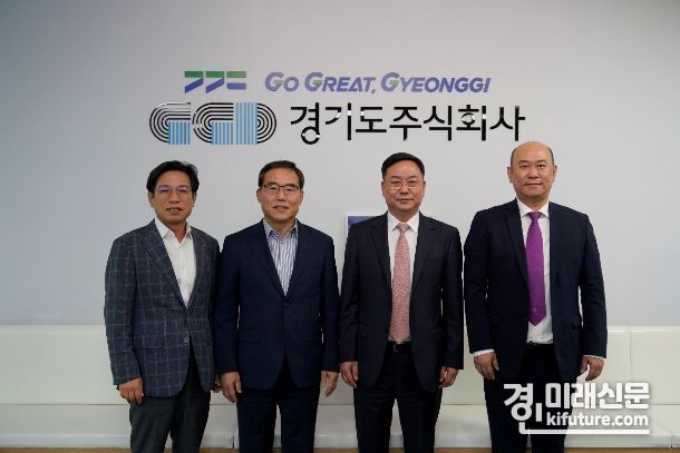왼쪽부터 조영완 경기도주식회사 사업본부장, 이승록 경기도주식회사 상임이사, 박철남 롱마트그룹 회장, 신기택 롱마트 대표 모습. <사진=경기도>
