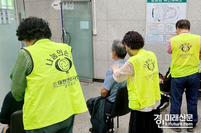 지난달 18일 대한안마사협회 경기지부 소속 안마사들이 승화원에서 유족들에게 안마 서비스를 제공하고 있다. <사진=수원도시공사>
