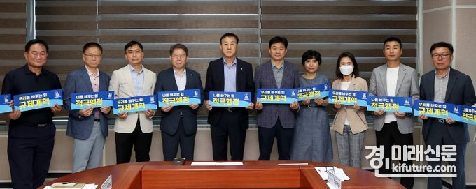 19일 공사 임직원들이 ‘나를 바꾸는 힘 적극행정 우리를 바꾸는 힘 규제개혁’ 피켓을 들고 실천 다짐을 하고 있다. <사진=수원도시공사>