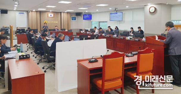 지난 19일 경기도가 경기도의회 경제노동위원회 상임위원실에서 배달안전기회소득 설명을 하고 있다. <사진=경기도>