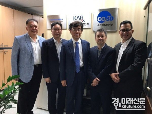 지난 22일 한국로봇산업협회를 방문한 싱가포르 한국방문단이 관계자들과 기념촬영을 하고 있다 (왼쪽부터 최형순 리마보안연구소 대표, PSU 최정욱 대표, 한국로봇산업협회 조영훈상임부회장, 사이언스센터 글로벌 베리 왕 반 텡 부대표, 스노우벤처 싱가포르 노라자니 샤이딘 대표) <사진=(주)KF>