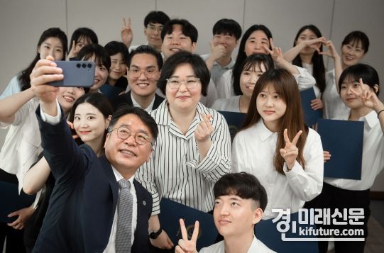 인천시설공단이 28일 청년인턴 임용식을 개최한 가운데 관계자들이 기념촬영을 하고 있다. <사진=인천시설관리공단>