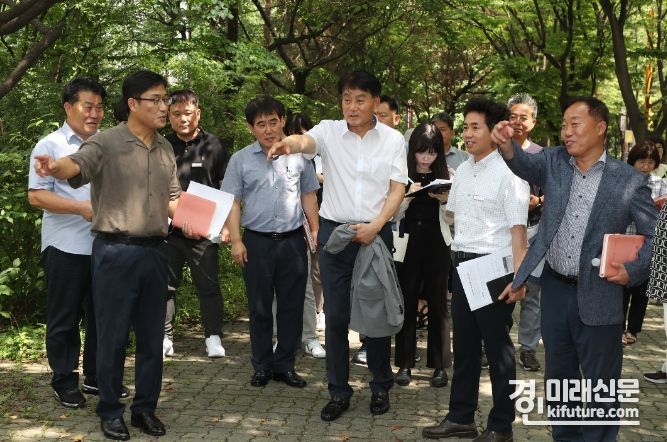 하은호 군포시장이 산본2동에서 주민들과 소통하고 있다. <사진=군포시>