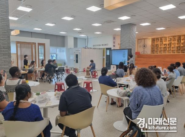 IFEZ글로벌센터가 외국인 대상 녹청자 도예 강좌를 실시하고 있다. <사진=인천경제자유구역청>
