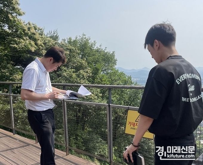 광명도시공사 관계자가 하절기 안전점검을 하고 있다. <사진=광명도시공사>