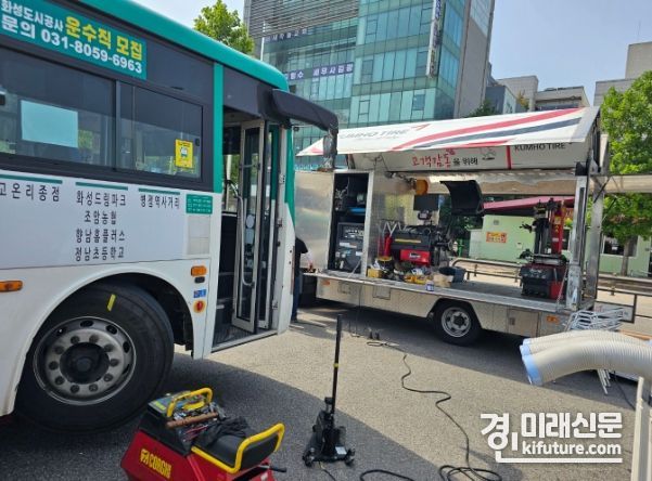 금호타이어 관계자가 버스 타이어 휠 밸런스를 점검하고 있다. <사진=화성도시공사>