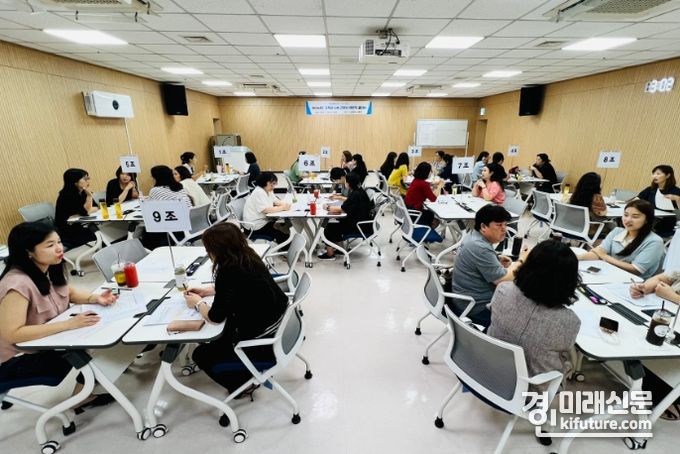 교육감 소속 근로자 멘토링을 하고 있다. <사진=인천시교육청>