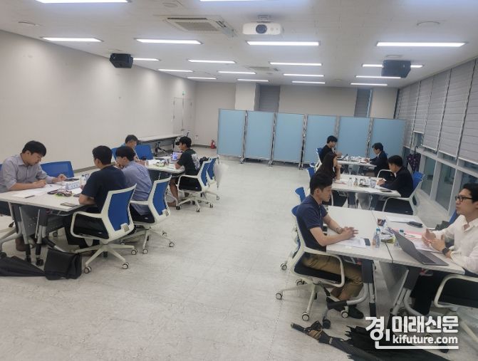 군포산업진흥원이 스타트업 멘토링을 실시하고 있다. <사진=군포시> 