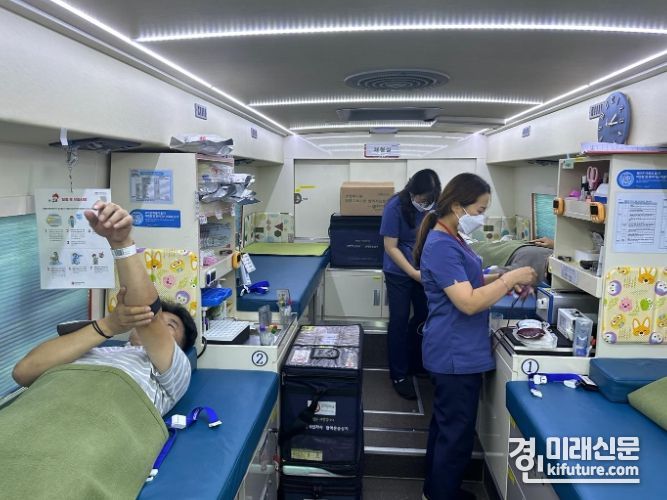 군포도시공사 직원들이 '생명나눔 사랑의 헌혈 캠페인'에 동참하고 있다 .<사진=군포도시공사>