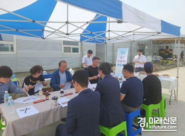 경기도농업기술원이 표고 현장평가회를 진행하고 있다. <사진=경기도>