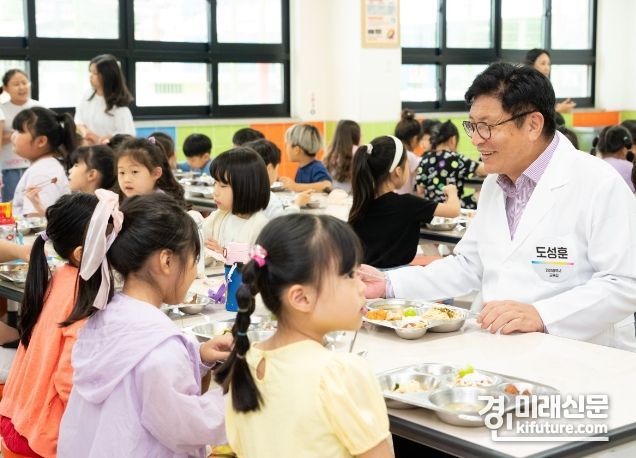 도성훈 인천시교육감이 인천담방초등학교 학생들과 점심식사를 함께하고 있다. <사진=인천시교육청>