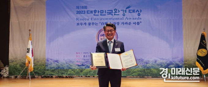 이세용 열우물 주식회사 대표가 제18회 2023 대한민국환경대상 친환경제품 대상 수상하고 기념촬영을 하고 있다. <사진=열우물 주식회사>