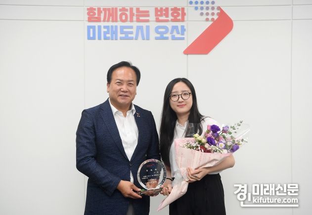 이권재 오산시장(왼쪽)과 오산시 청년협의체 서유진 대표가 기념촬영을 하고 있다. <사진=오산시>