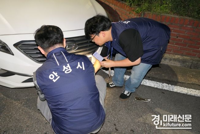 안성시 관계자들이 체납차량 야간 번호판 영치 등 집중 단속을 하고 있다. <사진=안성시>