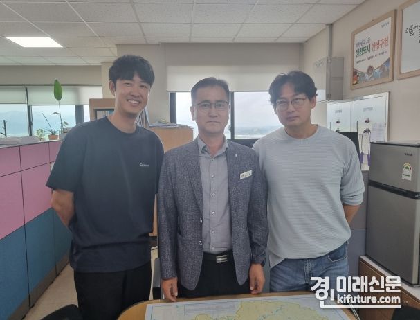 안성시 상수도과 직원들이 기념촬영을 하고 있다. <사진=안성시>