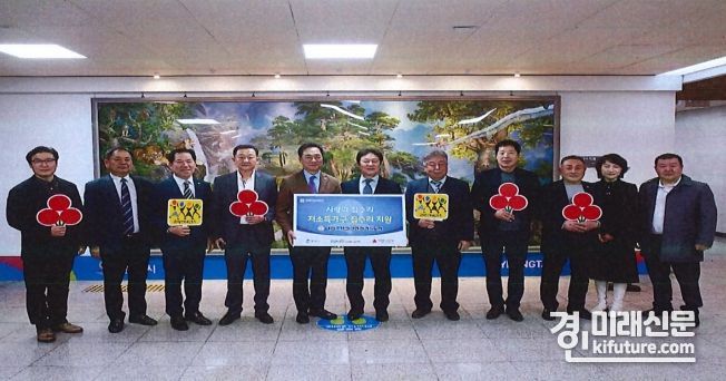평택시가 대한주택건설협회 경기도회와 저소득 가구 집수리 지원 업무협약을 체결하고 관계자들이 기념촬영을 하고 있다. <사진=평택시>
