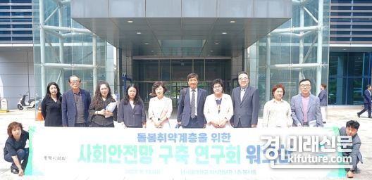 평택시의회 ‘돌봄취약계층을 위한 사회안전망구축 연구회’가 워크샵에서 기념촬영을 하고 있다. <사진=평택시의회>