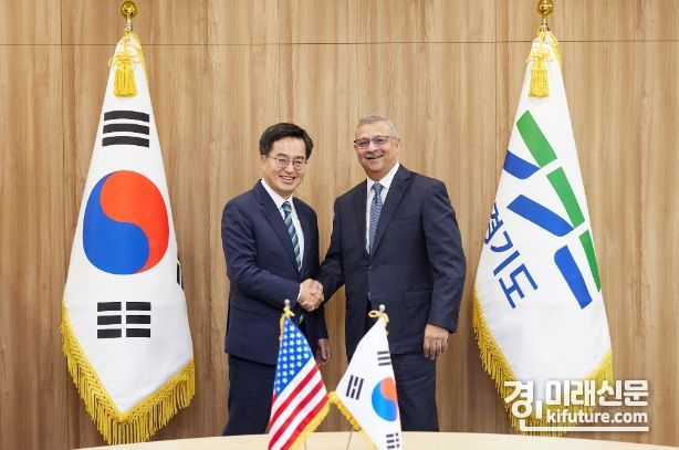 20일 오전 경기도청 집무실에서 김동연 경기도지사와 산지브 람바(Sanjiv Lamba) 린데그룹 회장이 반갑게 악수를 하고 있다. <사진=경기도>