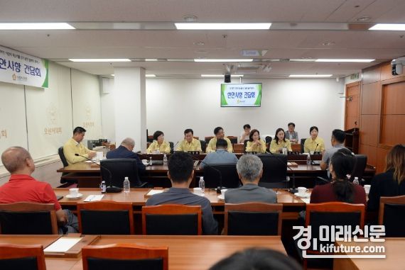오산시의회가 지난 20일 오산시 소상공인연합회와 3차 현장 릴레이를 진행하고 있다. <사진=오산시의회>