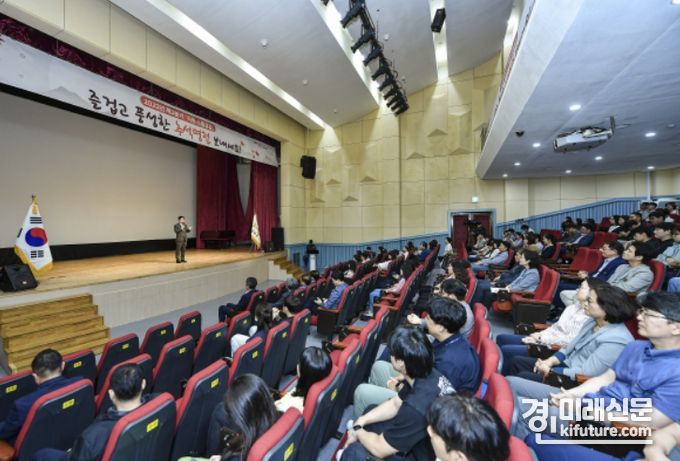 김병수 김포시장이 지난 26일 직원들과 소통의 자리를 갖고 있다. <사진=김포시>