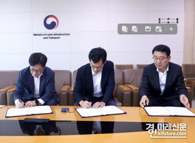 지난 8월 국토교통부 추진 ‘공항소음대책사업’ 중 현금지원계획에 대해 개선방안을 담은 공동건의문에 서명을 하고 있다. 좌로부터 김병수 김포시장, 이기재 양천구 구청장, 문헌일 구로구 구청장. <사진=김포시>