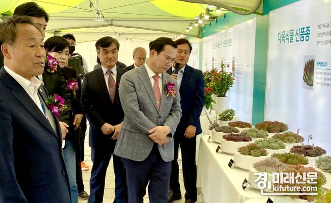 경기도의회 농정해양위원회 위원들이 '제19회 선인장 페스티벌'을 둘러보고 있다. <사진=경기도의회>