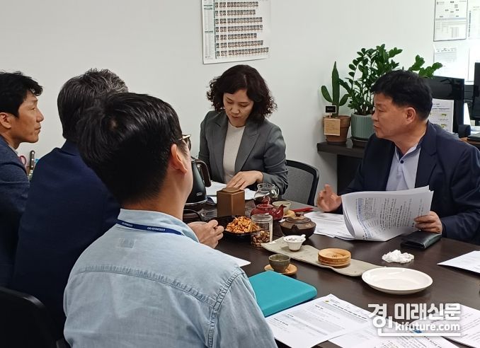 성기황 경기도의원이 '아파트 층간소음 방지 조례안' 제정 집행부 정담회를 갖고 있다. <사진=경기도의회>