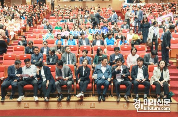 제13회 화성시 주민자치 경연대회 개회식에서 관계자들이 기념촬영을 하고 있다. <사진=화성시의회>