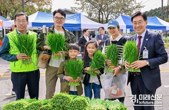 전진성 양평군수(오른쪽)가 '제4회 양평부추축제'에 참여한 시민들과 기념촬영을 하고 있다. <사진=양평군> 