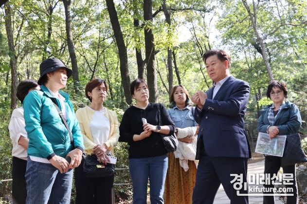 박승원 광명시장이 10일 아홉 번째 ‘생생소통현장’에 나서 주민참여예산사업 제안 시민과 사업 현장을 함께 둘러보고 있다. <사진=광명시>