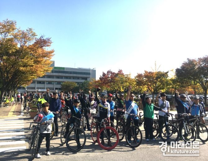 2017년에 열린 군포시 자전거 대행진에 참여한 시민들이 출발에 앞서 힘차게 화이팅을 외치고 있다. <사진=군포시>