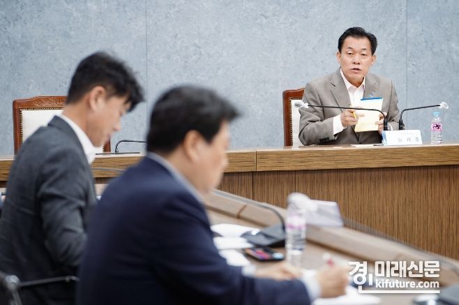 11일 오전 수원시청 상황실에서 이재준 수원특례시장이 ‘수원시 전세사기 피해예방 긴급대책회의’를 주재하고 있다. <사진=수원시>