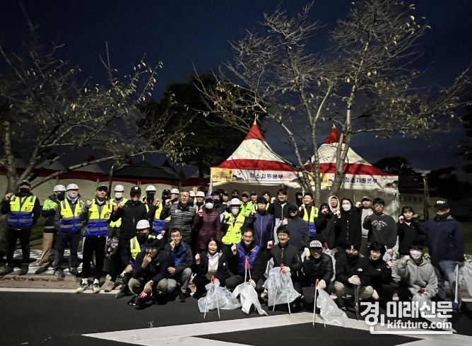 안성시 자원순환과 직원들이 기념촬영을 하고 있다. <사진=안성시>