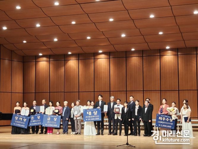 오산시여성합창단이 ‘제39회 춘천 전국합창경연대회’애서 대상을 수상하고 기념촬영을 하고 있다. <사진=오산시>