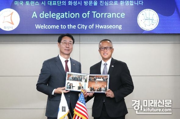정명근 화성시장(왼쪽)이 美 토런스 시장과 기념촬영을 하고 있다. <사진=화성시>