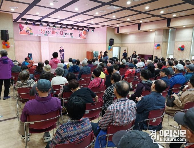 오산노인종합복지관이 제27회 노인의 날 맞이 기념행사를 진행하고 있다. <사진=오산시>