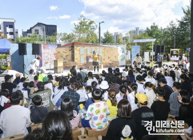시민들이 제3회 김포시 도서관 책축제 '북적북적' 행사에서 책축제를 즐기고 있다. <사진=평택시>