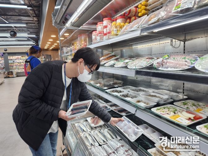 안산시 관계자가 중대형 유통매장에서 안전성 검사를 위해 수산물을 구매하고 있다. <사진=안산시>