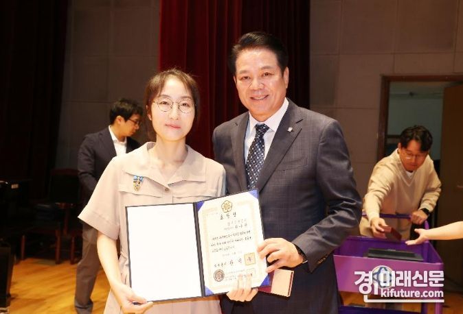 최대호 안양시잔(오른쪽)이 ‘의료폐기물 병원 내 처리’ 규제개선 이끈 권구현 주무관과 기념촬영을 하고 있다. <사진=안양시>